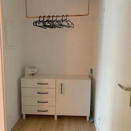 아파트 Renovated, Cozy 1-room With Balcony